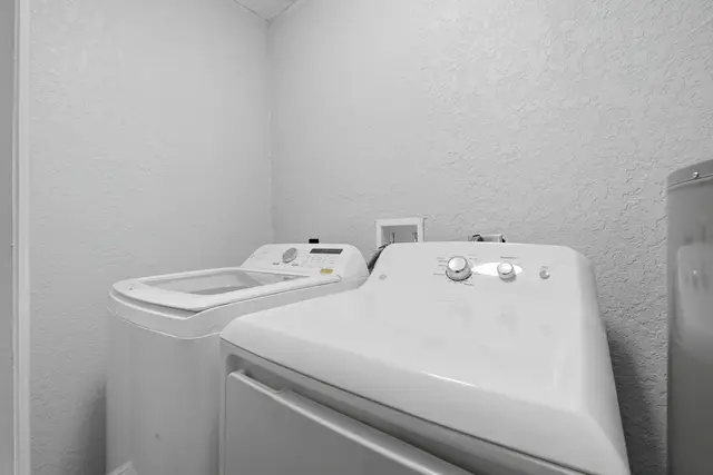Private in-home washer and dryer for easy, convenient laundry at Amelia’s Arena Retreat