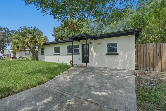 Charming modern exterior with private driveway and shaded front yard at Amelia’s Arena Retreat