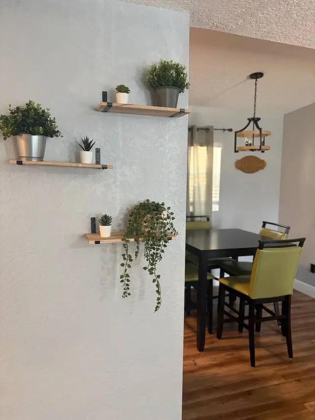 Bright dining nook with modern farmhouse charm and stylish plant décor at Amelia’s Arena Retreat