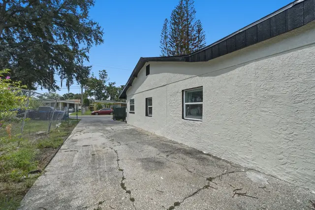 Long private driveway with easy access and convenient off-street parking at Piedmont