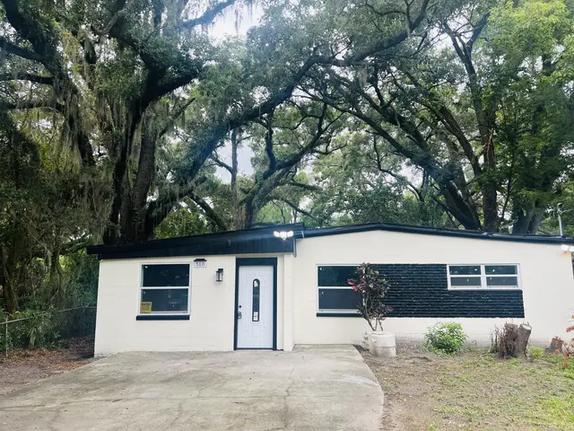 Cozy modern ranch under grand oaks with ample driveway parking at Game Day Getaway-Downtown Orlando