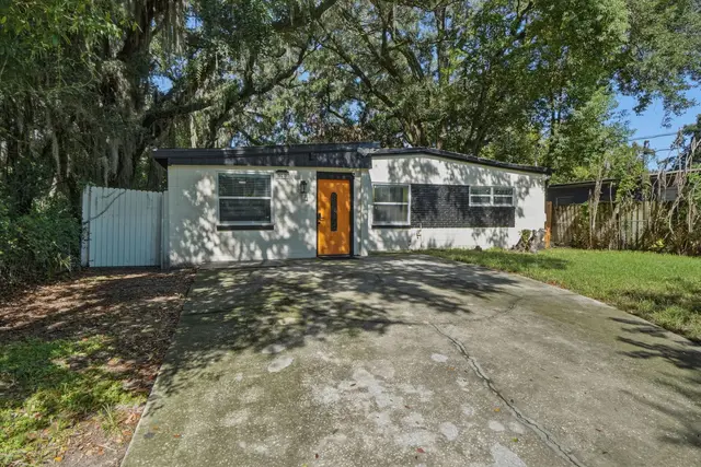 Charming shaded home with private driveway and fenced yard at Game Day Getaway-Downtown Orlando