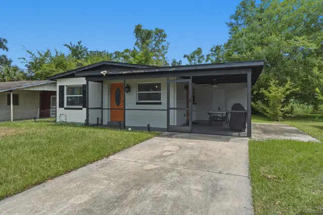 Charming home with covered patio, grill, and private driveway at WinterPark Home
