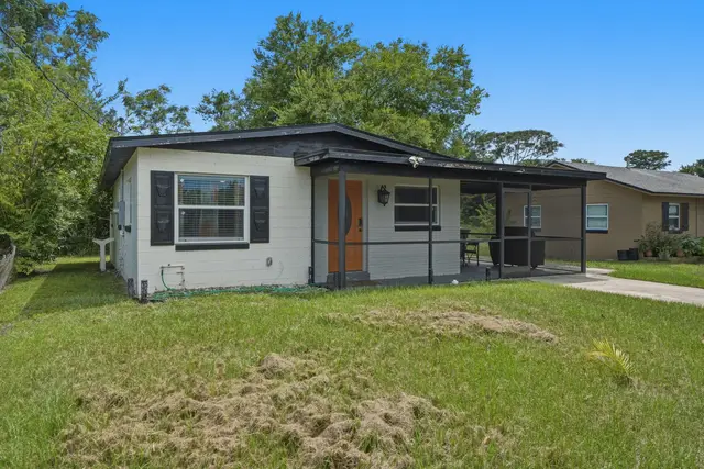Charming single-story home with screened porch and spacious yard at WinterPark Home