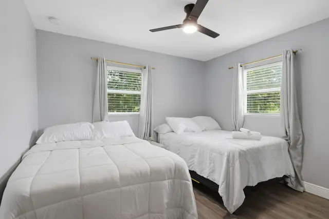 Bright double-bedroom with two comfy beds and lots of natural light at WinterPark Home